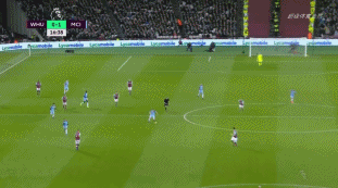 斯洛特执教利物浦遭遇挑战，进攻防守问题突出，萨拉赫争议，压力倍增。